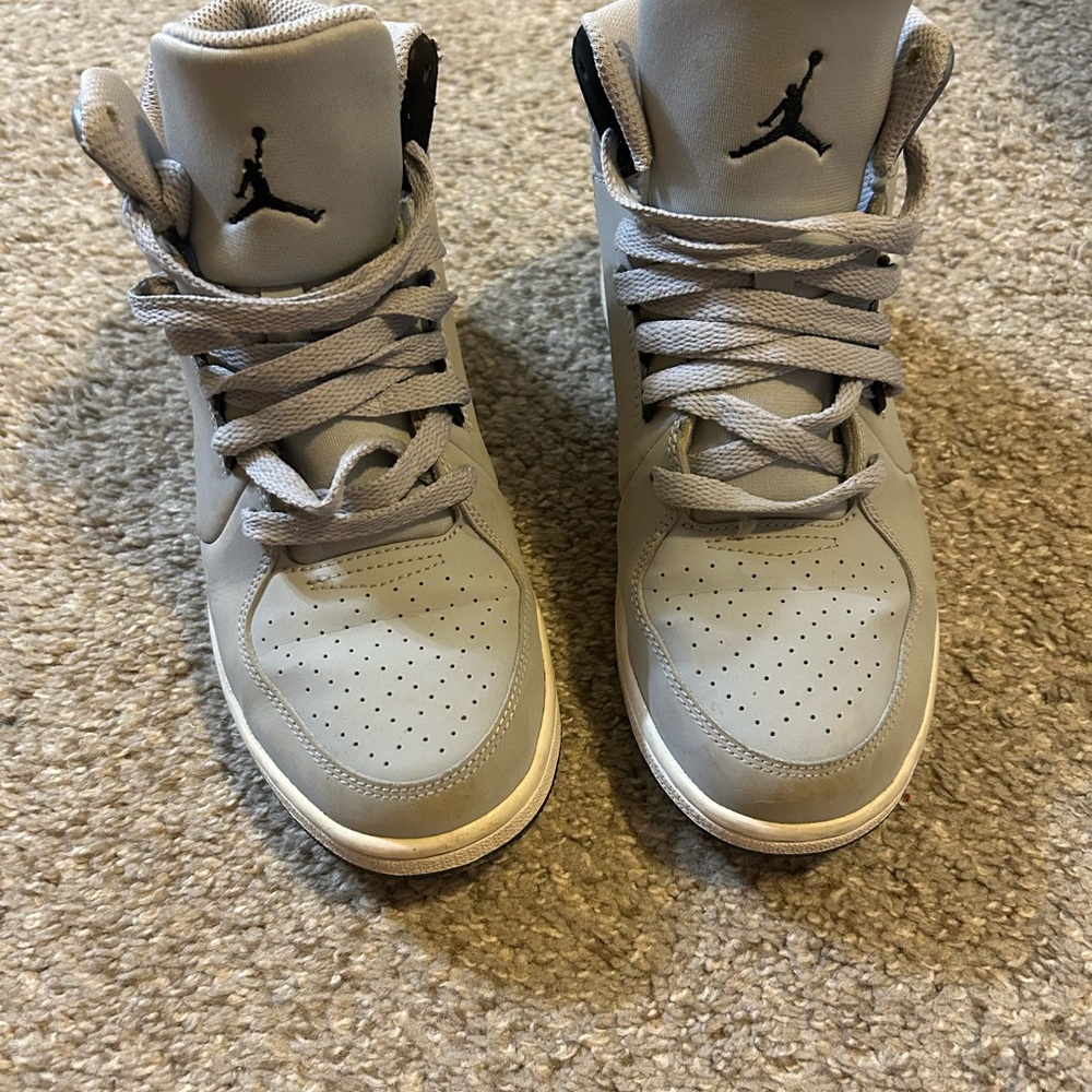 Jordan Kids Sneakers in Light Gray and Black